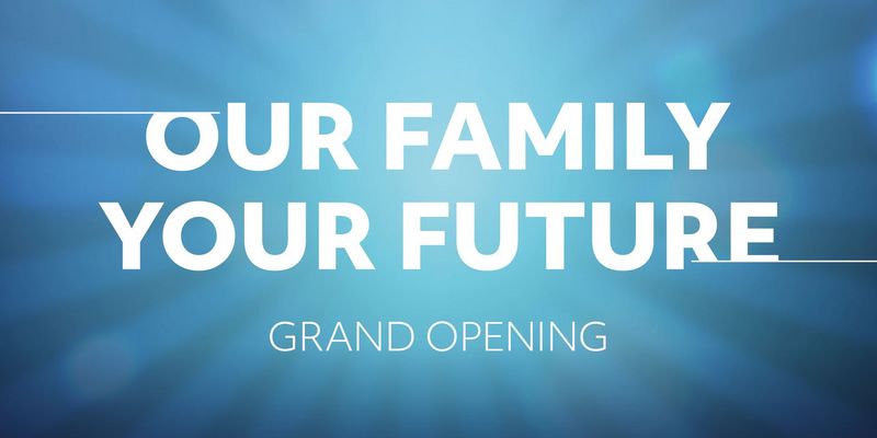 Blau/weißer Hintergrund mit weißer Schrift in der Mitte "Our Family your Future Grand Opening"